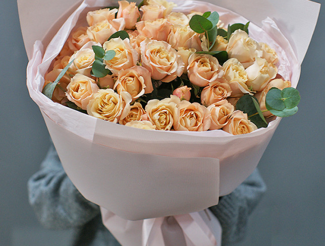 Букет из кремовых кустовых голландских роз с эвкалиптом Фото